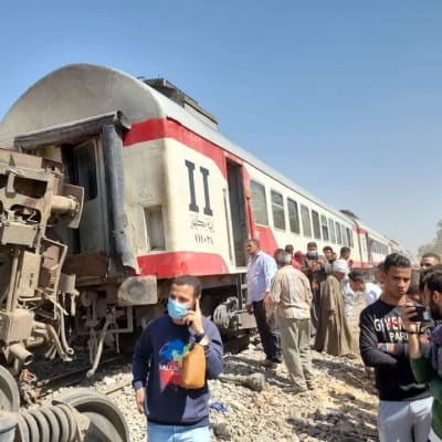 Bilderna från olycksplatsen visar åtminstone en tågvagn som vällt omkull. 