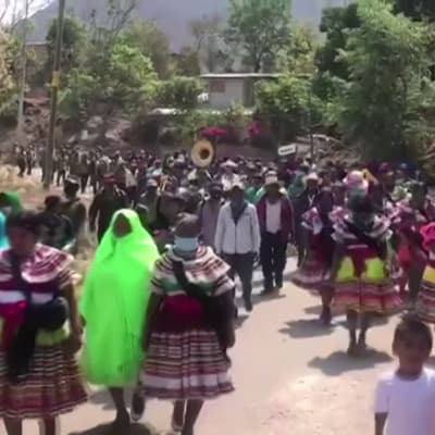 Meksikolaiset lapset marssivat väkivaltaa vastaan 