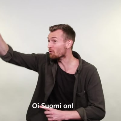 Lukas Hradecky näyttää mallia: Näin laulat Oi Suomi on ja kannustat Huuhkajia EM-kisoissa