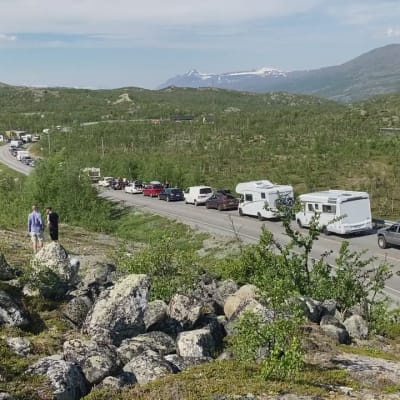 Rajalle muodostui jopa kilometrien jono, kun turistit pyrkivät Norjaan. Video: Janne Kulju