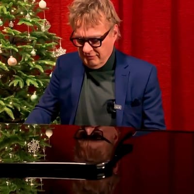 Pianisti Iiro Rantala improvisoi tunnelmallisessa lähetyksessä yllättäviä versioita tunnetuista joululauluista.