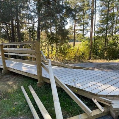 Bräder har bänts loss på en gång på ett gångstråk.
