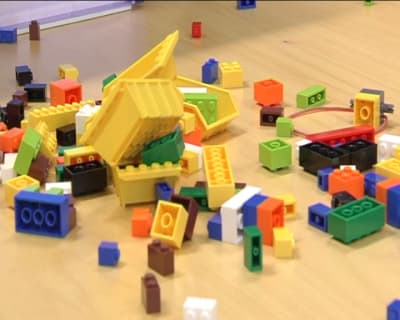 Legobitar på ett bord av björk