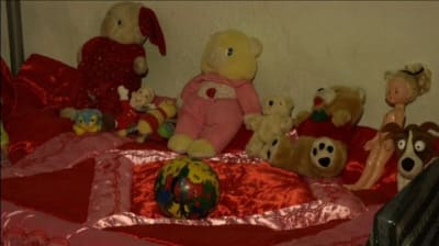 Den omhändertagna kidnappade flickan har fått leksaker att leka med
