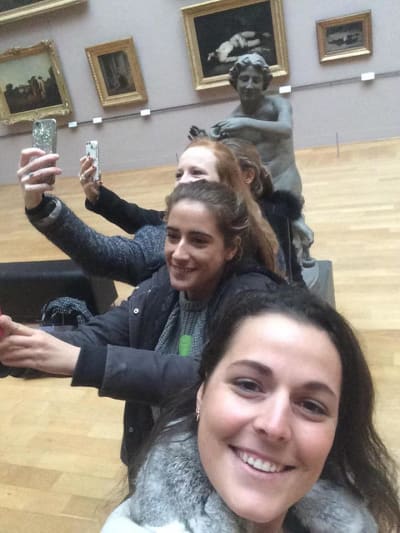 Flickor tar selfier i sal på Palais des Beaux-Arts de Lille.