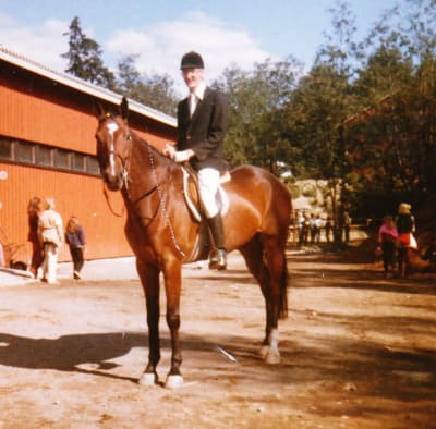 Mies istuu hevosen selässä ratsastuskisoissa vuonna 1984.