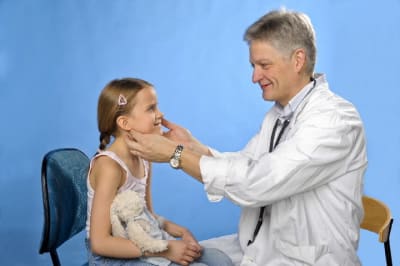 läkare undersöker ett barn