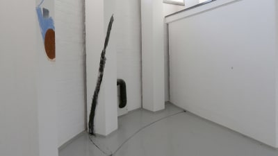konst installation i vitt utrymme