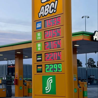 ABC:n polttoaineiden hinnat valomainoksessa.