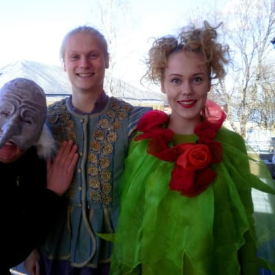 pikkuprinssin näyttelijöitä Jarkko Tiainen (maantieteilijä), Taneli Läykki (pikku prinssi) ja Sanni Reilin (kukka)