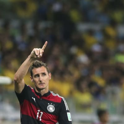Saksan Miroslav Klose tuulettaa maaliaan.
