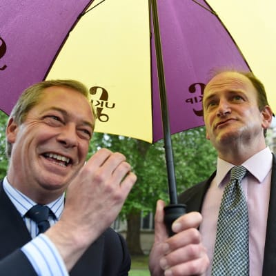 Ukip-puolueen jättävä kansanedustaja Douglas Carswell (oik.) ja puolueen silloinen johtaja Nigel Farage kuvattuna vuonna 2015