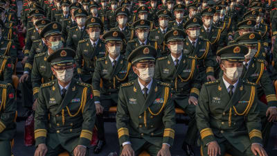 Kinesiska militärer väntade på Himmelska fridens torg på att få delta i en parad. 