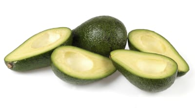 Fleara avokado halverade och upplagda.