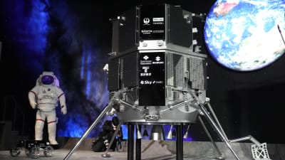 En modell av det japanska företaget Ispace månlandare. I Tokyo den 26 april 2023.