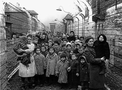 Barn och sjukvårdspersonal i Auschwitz-Birkenau samma dag som Röda armén intog lägret 27.1.1945.