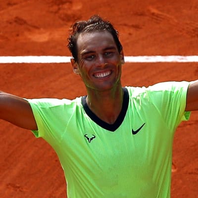 Rafael Nadal sträcker armarna i luften.