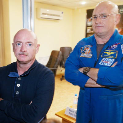 NASAn astronautti Scott Kelly (oik.) ja hänen identtinen kaksosensa, eläkkeelle jäänyt astronautti Mark Kelly lehdistötilaisuudessa Baikonurin avaruuskeskuksessa Kazakstanissa 25. maaliskuuta.