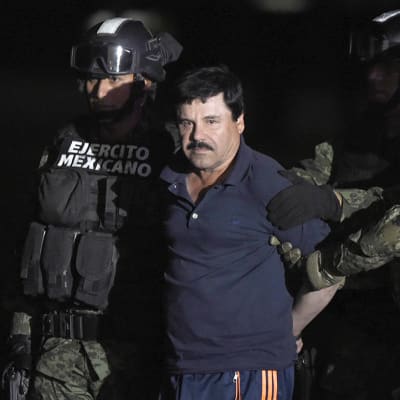 Joaquín ”El Chapo” Guzmánia vietiin helikopteriin perjantaina México Cityn lentokentällä.