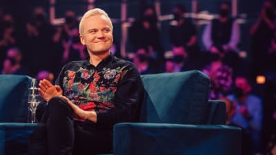 Miiko Toiviainen istuu soffalla