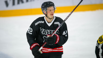 Teemu Eronen lyfter på klubban.