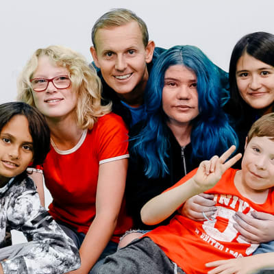 I gruppbild på barnen i UR:s serie Superungar.