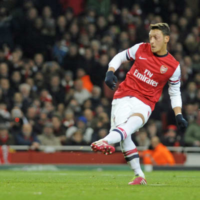 Arsenalin Mesut Özil ampuu rangaistuspotkua.