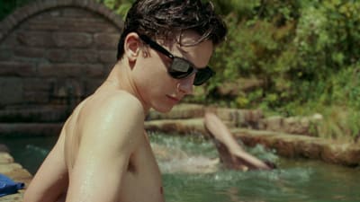 Närbild på Elio (Timothée Chalamet) i simbassängen. 