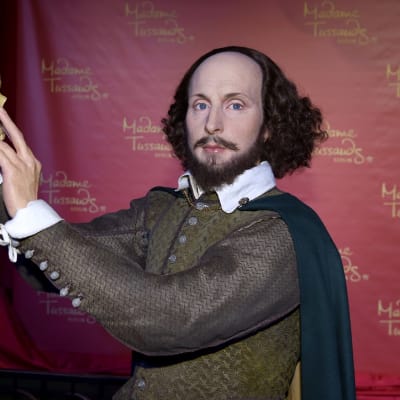 Shakespeare-vahanukke pitelee pääkalloa kohotetuissa käsissään. 