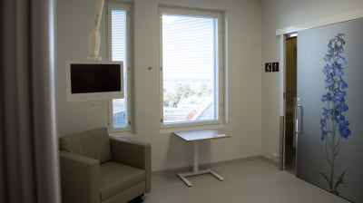 Potilashuone Vaasan keskussairaalan H-talossa.