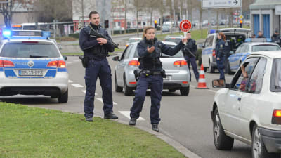 Poliser i Kehl i Tyskland den 8 januari 2015 kontrollerar bilar som kommer från Frankrike dagen efter attacken mot Charlie Hebdo.