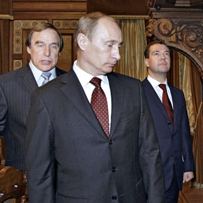 Sellisti Sergei Roldugin näytti lokakuussa 2009 johtamaansa Pietarin musiikkitaloa silloiselle pääministerille Vladimir Putinille ja presidentti Dmitri Medvedeville.