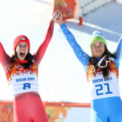 Sveitsin Dominique Gisin (vas.) ja Slovenian Tina Maze (oik.) tuulettavat käsi kädessä.
