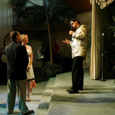 Elvis-imitaattori vihkii pariskunnan Viva Las Vegas -kappelissa Las Vegasissa