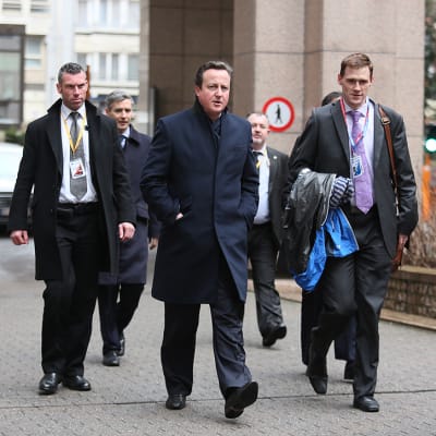 Britannian pääministeri David Cameron (3. vas.) avustajineen palaamassa EU:n budjettineuvotteluihin.