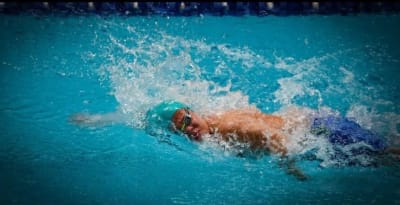 Krogius simmar frisim i en tävling i Australien
