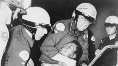 Polisen arresterar en man, troligen 12 augusti 1965