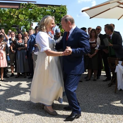 Karin Kneissl dansar på sitt bröllop tillsammans med Vladimir Putin. 