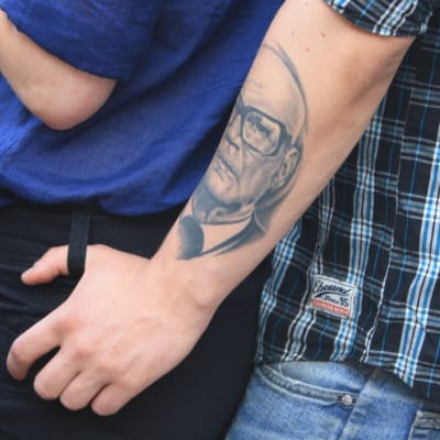 Tatuoitu käsi tytön lanteilla.