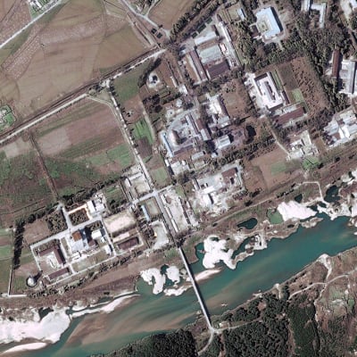 Ilmakuva Pohjois-Korean Yongbyonin ydinvoimalasta 29. syyskuuta 2004.