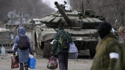 Civila evakueras från Mariupol. Ryska soldater och stridsvagnar. 