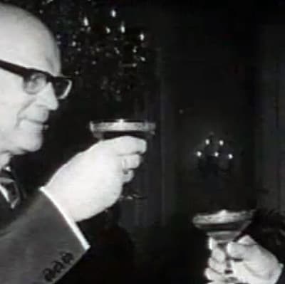 Urho Kekkonen tar en drink