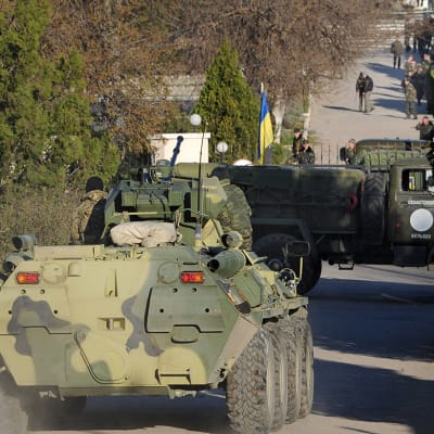 Venäläisjoukot valtaamassa ukrainalaista lentotukikohtaa Belbekin kaupungissa Sevastopolin lähistöllä.