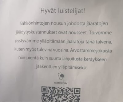 Huijausteksti oli jätetty Turun Kupittaan luistelumadon läheisyyteen. Tekstissä lukee: "Hyvät luistelijat! Sähkönhintojen nousun johdosta jääratojen jäädytyskustannukset ovat nousseet. Toivomme pystyvämme ylläpitämään jääratoja tänä talvena, kuten myös tulevina vuosina. Arvostamme jokaista niin pientä kuin suurta lahjoitusta keräykseen jääkenttien ylläpitämiseksi." Tekstin alla on MobilePay-yhteystiedot, sekä huijaukseen johtava QR-koodi. Kyseessä on huijaus