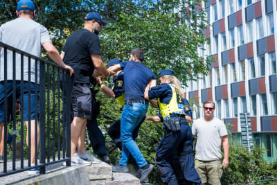 Polisen omhändertog en person under en islamkritisk demonstration i Stockholm den 28 juni 2023.  
