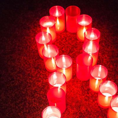 Kynttilät palavat aidsin uhrien muistoksi.