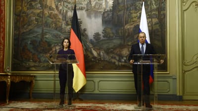 Annalena Baerbock till vänster och Sergej Lavrov till höger.
