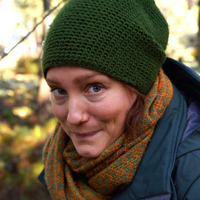 Nora Gullmets i skogen.