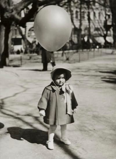 Emma Grandell på Första maj promenad på Esplanaden år 1940.