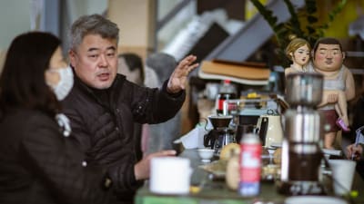 Won-geuns verk kritiserar den extrema konkurrensen och konsumtionsivern i Sydkorea.